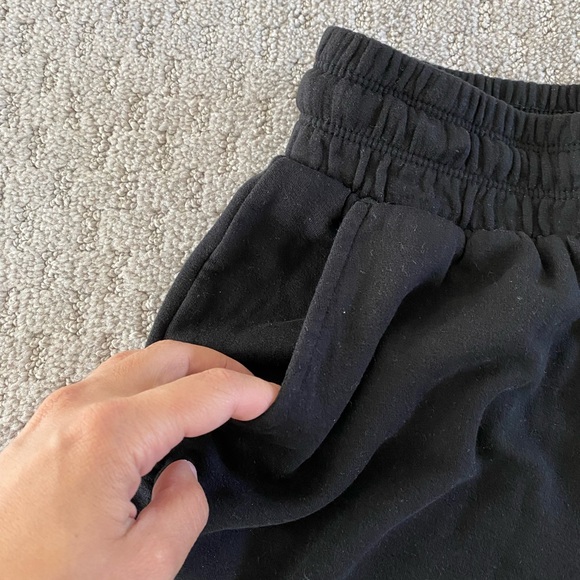 Lou & Grey Signature Soft Shorts in Black - Picture 6 of 8